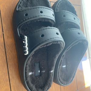 Black color sandals very good condition I barely use it , cozy for winter .